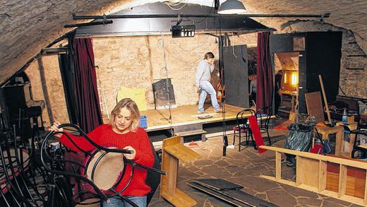 Die Stühle bleiben: Alles andere muss raus. Erst einmal kommt der Theaterfundus ins Sommerhäuser Rathaus &ndash; eine Übergangslösung.