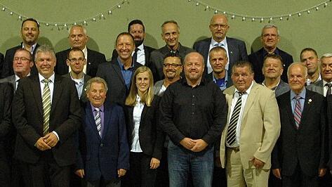 Beim Ehrenabend der Schiedsrichter Schweinfurt: Im Bild die Geehrten zusammen mit (von links) KSO Horst Knorpp, dem Vorsitzenden des FC Geldersheim, Thomas Lurz, Stadverband Sport Klaus Schuler und BSO Norbert Kröckel.