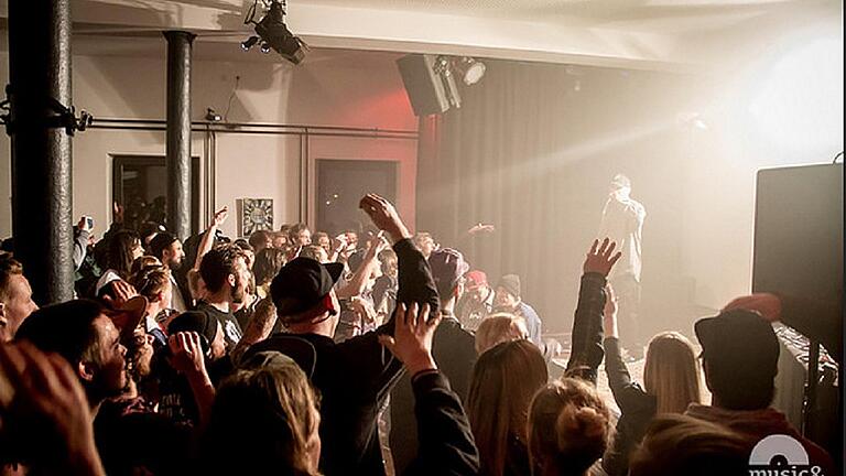 Knapp 70 Konzerte fanden in den vergangenen fünf Jahren im JUZE Bad Neustadt statt. Im Bild der Auftritt von Rapper Mert bei der Hip Hop Show im Mai 2016. Knapp 70 Konzerte fanden in den vergangenen fünf Jahren im JUZE Bad Neustadt statt. Im Bild der Auftritt von Rapper Mert bei der Hip Hop Show im Mai 2016.