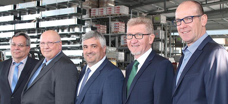 Die fränkische Führungsriege der BayWa AG: (von rechts) Bernhard Schleicher (Spartengeschäftsführer Agrar), Günter Schuster (Technik), Markus Hör (Baustoffe), Dieter Popp (Leiter des Business Service Centers in Würzburg) und Karl-Heinz Hertlein (Regionalleiter Energie). Die fränkische Führungsriege der BayWa AG: (von rechts) Bernhard Schleicher (Spartengeschäftsführer Agrar), Günter Schuster (Technik), Markus Hör (Baustoffe), Dieter Popp (Leiter des Business Service Centers in Würzburg) und Karl-Heinz Hertlein (Regionalleiter Energie).