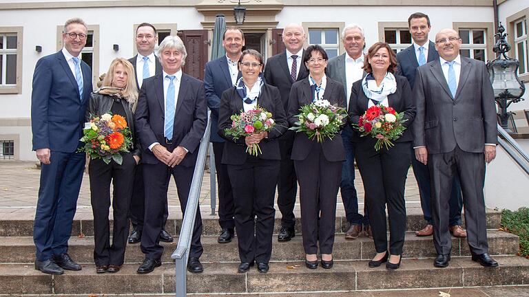Mitarbeiterehrung bei der Volksbank Raiffeisenbank Rhön-Grabfeld (von links): Vorstandsvorsitzender Markus Merz, Heike Vay-Bauß, Tobias Herzog (Mitglied des Vorstandes), Reinhard Bauß, Michael und Margit Schneider, Winfried und Elke Seubert, Jürgen und Margot Königsberger, Michael Reif (stellvertretender Vorstandsvorsitzender) und Betriebsratsmitglied Stefan Zimmer. Mitarbeiterehrung bei der Volksbank Raiffeisenbank Rhön-Grabfeld (von links): Vorstandsvorsitzender Markus Merz, Heike Vay-Bauß, Tobias Herzog (Mitglied des Vorstandes), Reinhard Bauß, Michael und Margit Schneider, Winfried und Elke Seubert, Jürgen und Margot Königsberger, Michael Reif (stellvertretender Vorstandsvorsitzender) und Betriebsratsmitglied Stefan Zimmer.