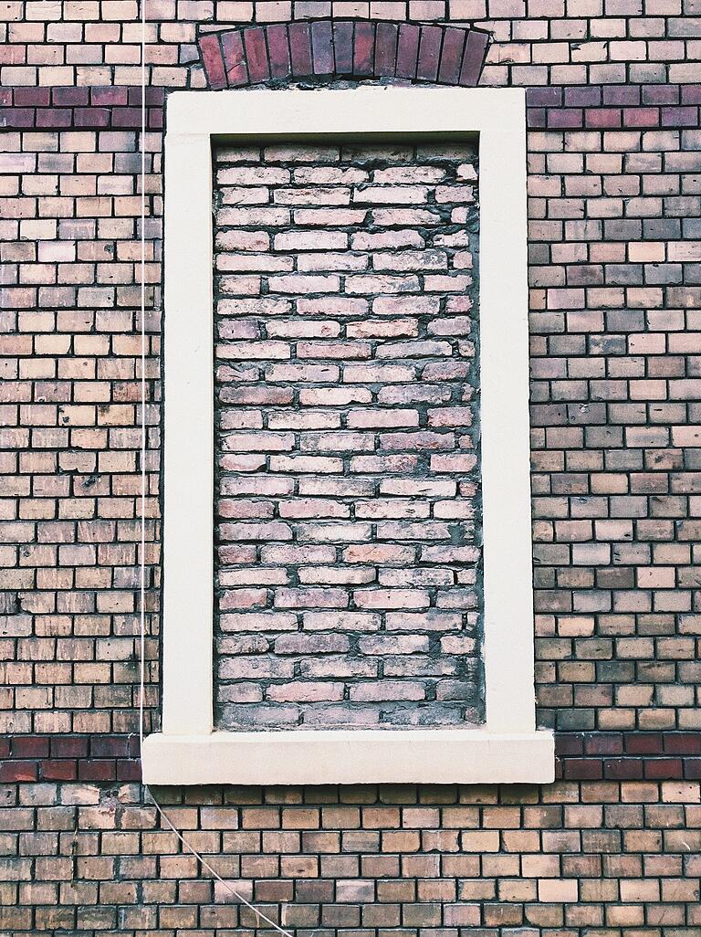 Würzburg, Stadtteil Grombühl: Hier gibt es auffällig viele zugemauerte Fenster. Würzburg, Stadtteil Grombühl: Hier gibt es auffällig viele zugemauerte Fenster. 
