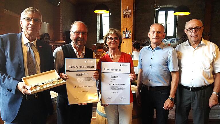 Ehrung für Ausdauer, Erfolg und Qualität im Handwerk: Michael Bissert, Präsident der Handwerkskammer Unterfranken, Herbert Eichelmann, stellvertretende Landrätin Bettina Bärmann, zweiter Bürgermeister Stephan Schäflein sowie Laudator Günter Hack.