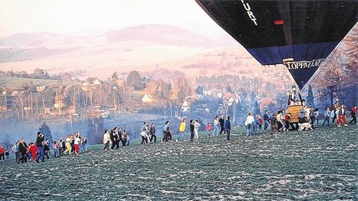 Landung im Thüringer Wald: Zu Fuß verfolgen die Schmalkaldener den Ballon, der gerade über ihre Stadt geschwebt ist.