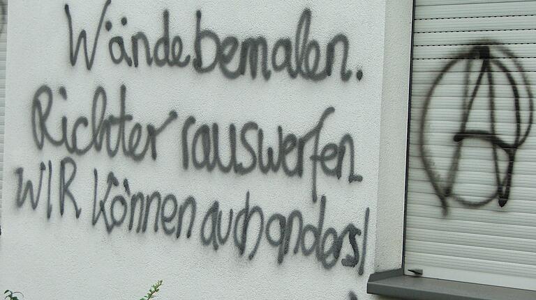 Schmierereien an der Fassade des Kitzinger Amtsgerichts - der Kampf gegen Genmais wurde im Landkreis Kitzingen besonders verbissen geführt.