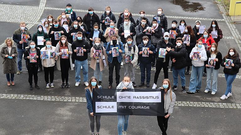 Die Schüler des Projekts 'Schule ohne Rassismus– Schule mit Courage' der FOS Schweinfurt nahmen am&nbsp;Briefmarathon von Amnesty International teil.