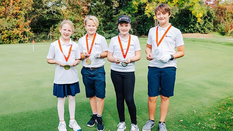 Auf dem Foto von links: Emily May (Clubmeisterin Kinder), Vinzent Berglehner (Clubmeister Kinder), Maximiliane Stolzenberg (Vize-Clubmeisterin Kinder), Jonas Busch (Vize-Clubmeister Kinder).