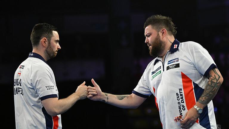 Team-WM       -  Michael Smith (r) und Luke Humphries gewannen die Darts-Team-WM.