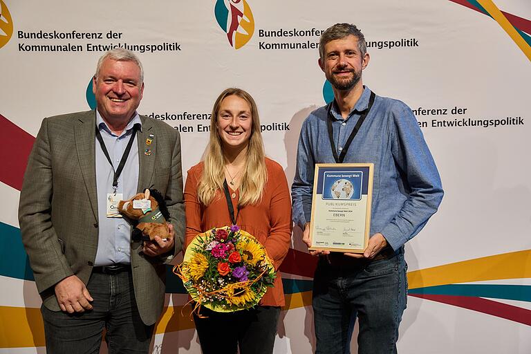 Die glücklichen Gewinner und Gewinnerinnen mit dem überreichten Scheck (von links): Jürgen Hennemann, Celina Hübenthal und Felix Henneberger von der Baunach-Allianz.