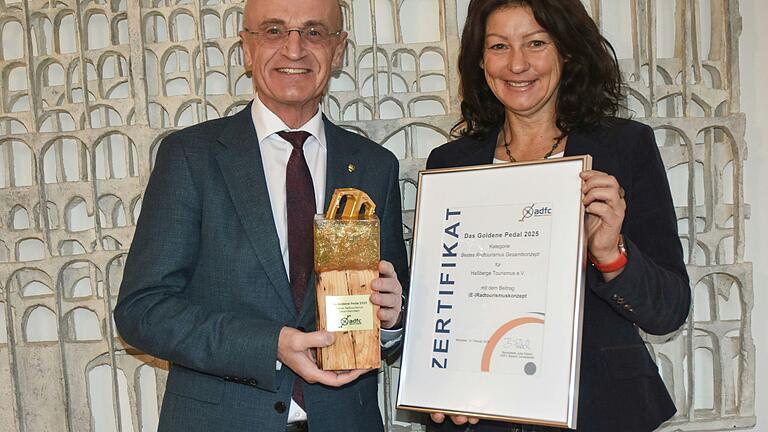 Freuen sich über den Award: Der Haßfurter Landrat Wilhelm Schneider und die Geschäftsführerin des Haßberge Tourismus, Susanne Volkheimer. Freuen sich über den Award: Der Haßfurter Landrat Wilhelm Schneider und die Geschäftsführerin des Haßberge Tourismus, Susanne Volkheimer.