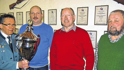 Untersambach siegte: Beim Vereinsschießen um den Wanderpokal der Schützengesellschaft Wiesentheid entschied die Dorfgemeinschaft Untersambach mit 57 Ringen den Sieg für sich. Den Pokal überreichte der neue Schützenmeister Günter Möderl (links) an Norbert Wolf, Fred Hahn und Robert Rößner.