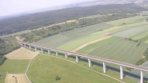 Die Bartelsgrabentalbrücke bei Zellingen ist bis zu 50 Meter hoch und 1100 Meter lang. Hinten ist das Maintal zu erkennen.