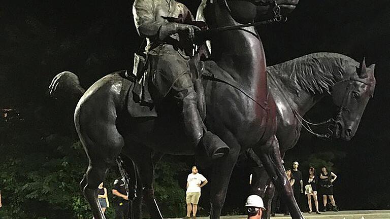 TOPSHOT-US-POLITICS-STATUES-RACISM-BALTIMORE       -  Trump findet sie wunderbar: Statuen von Südstaatengenerälen. Diese wurden gestern in Baltimore abgebaut.