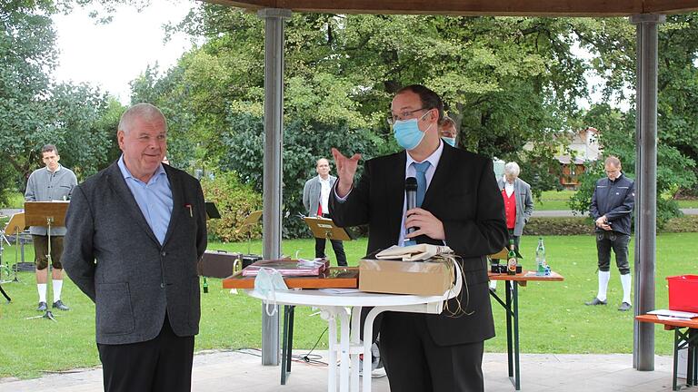 Karl Höchner, 24 Jahre lang an der Spitze der Marktgemeinde Großlangheim, wurde am Sonntagnachmittag verabschiedet und zum Ehrenbürgermeister ernannt. Sein Nachfolger Peter Sterk überreichte Urkunde und Präsente.