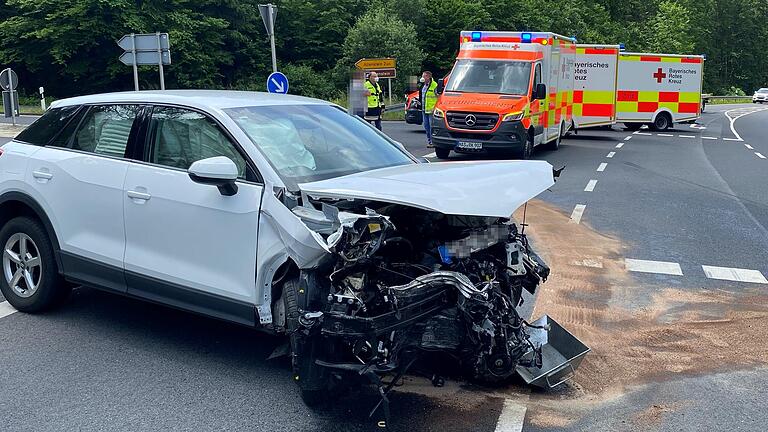 Totalschaden entstand an dem Audi Q2. Eine 67-Jährige wollte mit ihrem Auto auf die B303 einbiegen und übersah dabei vermutlich ein vorfahrtsberechtigtes Fahrzeug, so dass es zur Kollision kam. Totalschaden entstand an dem Audi Q2. Eine 67-Jährige wollte mit ihrem Auto auf die B303 einbiegen und übersah dabei vermutlich ein vorfahrtsberechtigtes Fahrzeug, so dass es zur Kollision kam.