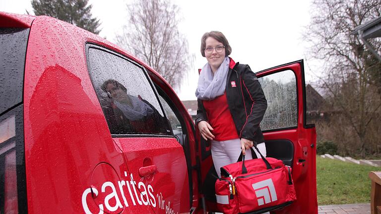 Pia Schneider packt für ihre tägliche Pflegerunde. Sie ist eine von 27 Pflegekräften bei der Sozialstation in Garitz. Dort werden 160 Senioren ambulant betreut.       -  Pia Schneider packt für ihre tägliche Pflegerunde. Sie ist eine von 27 Pflegekräften bei der Sozialstation in Garitz. Dort werden 160 Senioren ambulant betreut.