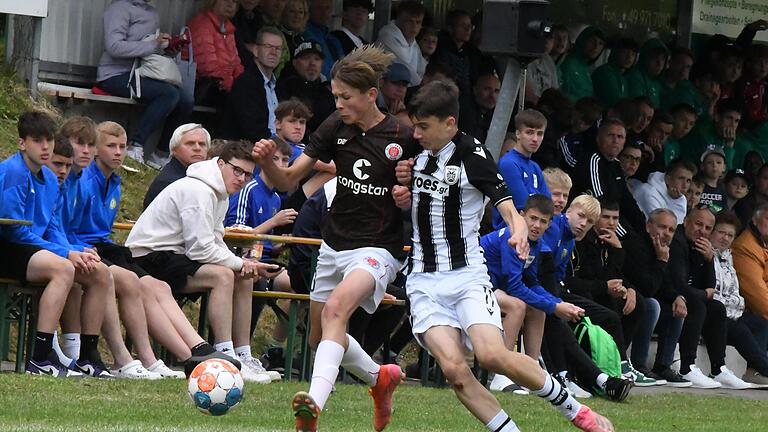 Einen hohen Stellenwert hat ein Turniersieg beim Rimini-Cup der TSVgg Hausen. Diesmal ging kein Weg am Nachwuchs von PAOK Saloniki (in schwarz-weiß) vorbei mit dem 2:0-Finalsieg über den FC St.Pauli (links). Foto: Hopf       -  Einen hohen Stellenwert hat ein Turniersieg beim Rimini-Cup der TSVgg Hausen. Diesmal ging kein Weg am Nachwuchs von PAOK Saloniki (in schwarz-weiß) vorbei mit dem 2:0-Finalsieg über den FC St.Pauli (links). Foto: Hopf