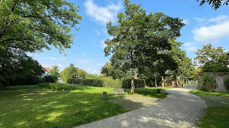 Parkplätze statt Grünfläche: Damit konnten sich der Stadtrat nicht anfreunden. Vorerst wird es keine Planungen für das Areal im Bereich der historischen Stadtmauer Am Schießwasen/Breslauer Straße geben (links im Bild). Parkplätze statt Grünfläche: Damit konnten sich der Stadtrat nicht anfreunden. Vorerst wird es keine Planungen für das Areal im Bereich der historischen Stadtmauer Am Schießwasen/Breslauer Straße geben (links im Bild).