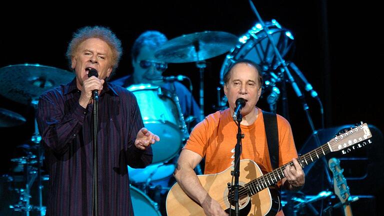 Paul Simon und Art Garfunkel       -  Die beiden lange zerstrittenen Musiker Paul Simon (r) und Art Garfunkel haben sich wieder vertragen. (Archivbild)