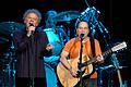 Paul Simon und Art Garfunkel       -  Die beiden lange zerstrittenen Musiker Paul Simon (r) und Art Garfunkel haben sich wieder vertragen. (Archivbild)