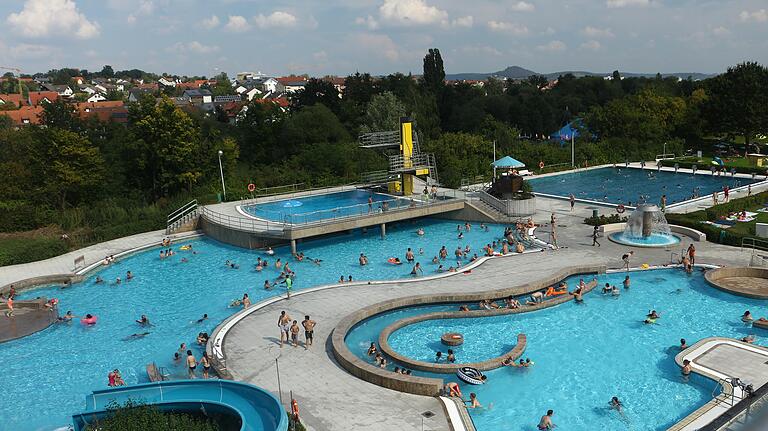 Im Sommer 2019 war im Freibad in Haßfurt viel los. Heuer fürchten die Betreiber um die Badesaison.