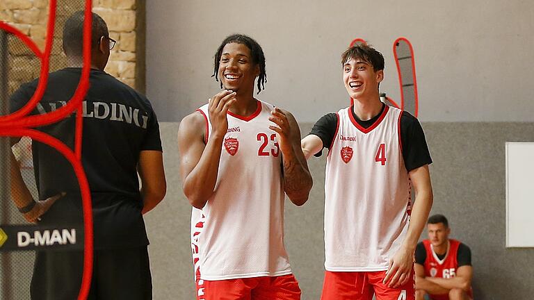 Am Freitag luden die Bundesliga-Basketballer von s.Oliver Würzburg Medien zum Training ein (von links): Co-Trainer Steven Key, Desi Rodriguez und Julius Böhmer haben Spaß, obwohl einige Spieler fehlten. Nur fünf von zwölf, die in dieser Saison zu Denis Wucherers Stammpersonal zählen sollen, waren fit. Am Freitag luden die Bundesliga-Basketballer von s.Oliver Würzburg Medien zum Training ein (von links): Co-Trainer Steven Key, Desi Rodriguez und Julius Böhmer haben Spaß, obwohl einige Spieler fehlten. Nur fünf von zwölf, die in dieser Saison zu Denis Wucherers Stammpersonal zählen sollen, waren fit.