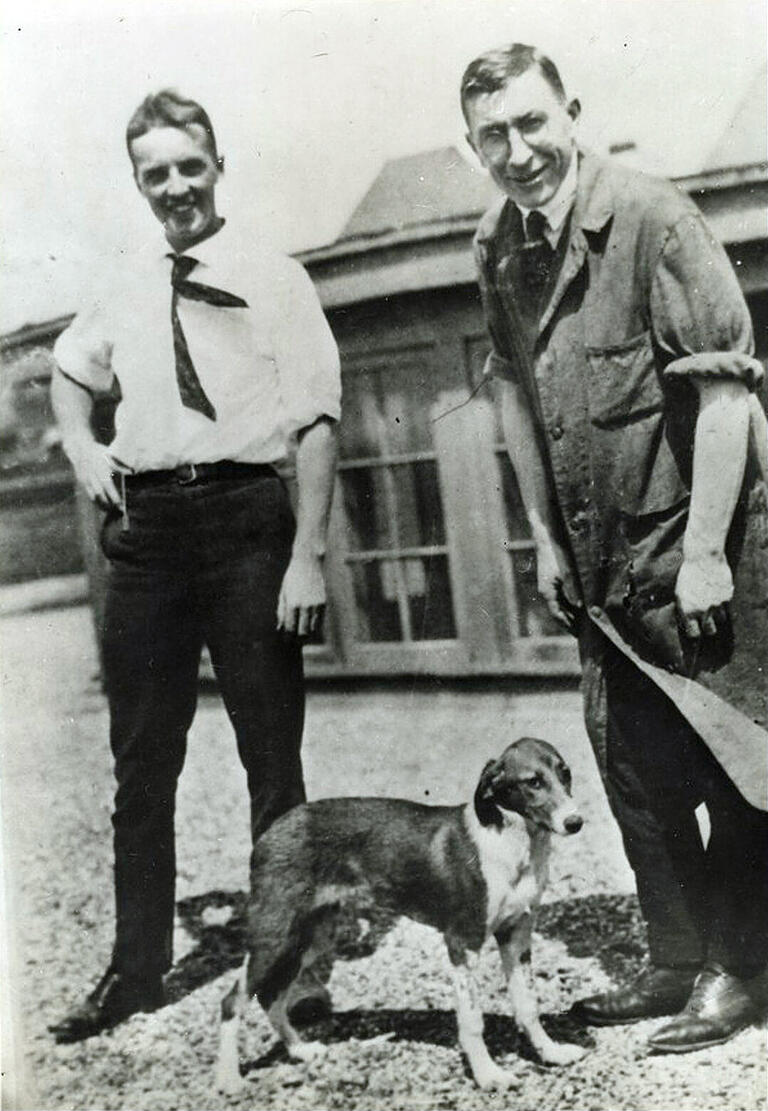 Am 27. Juli 1921 war dem Chirurg Frederick Banting (rechs) und seinem Assistenten, dem Physiologen und Biochemiker Charles Best, erstmals die Isolierung von Insulin aus der Bauchspeicheldrüse von Hunden gelungen. Sie legten damit den Grundstein für die erste wirksame Behandlung des Diabetes mellitus.