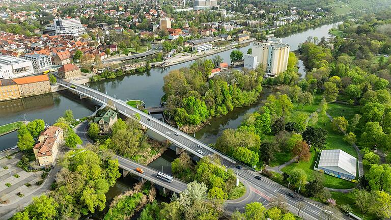 Die Maxbrücke in Schweinfurt, zwischen der Maininsel und Cramer-Mühle: Sie ist 1959 gebaut worden, muss in den nächsten Jahren abgerissen und neu gebaut werden. Eine Option wäre der Bau einer dritten Mainbrücke in Richtung Johanniter-Unfall-Hilfe, gegenüber der Cramer-Mühle.