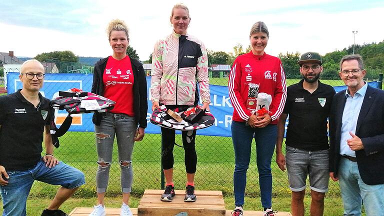 Die schnellsten Frauen beim VR-Bank-Lauf waren (ab Zweite von links) Susanne Haßmüller (SC Ostheim), Siegerin Ellen Enders (SV Frankenheim) und Anna-Lena Klee (SC Ostheim). Es gratulieren RSV-Wollbach-Vorsitzender Michael Gundalach (links) sowie RSV-Abteilungsleiter Andreas Stubenrauch (Zweiter von rechts) und Hans-Peter Suckfüll (Vertreter des Namenssponsors).