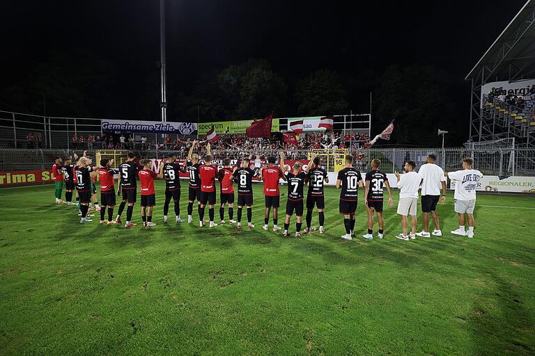 Das Team des FC Würzburger Kickers lässt sich von den Fans nach dem 2:0-Sieg in Aschaffenburg feiern.