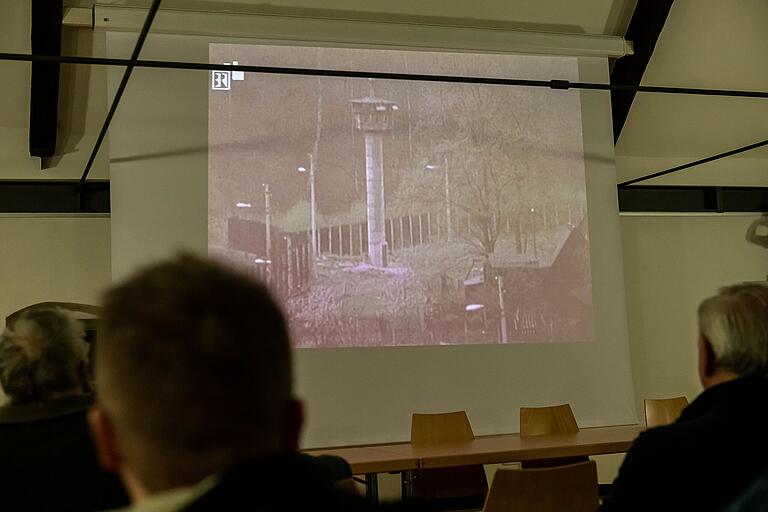 Podiumsdiskusion im Kulturarsenal 'Alte Därre' in Bad Königshofen. 'Es war einmal - die DDR'. Zum besseren Verständnis wurde im Vorfeld ein Film mit historischen Aufnahmen über die Grenze, die Befestigung, das Handeln der DDR Grenzschützer, .... gezeigt. Podiumsdiskusion im Kulturarsenal 'Alte Därre' in Bad Königshofen. 'Es war einmal - die DDR'. Zum besseren Verständnis wurde im Vorfeld ein Film mit historischen Aufnahmen über die Grenze, die Befestigung, das Handeln der DDR Grenzschützer, .... gezeigt.