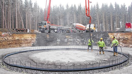 Baustelle: Die ersten Betonarbeiten für die Fundamente der insgesamt zehn Windräder im Sailershäuser Wald sind angelaufen. Das Bild zeigt Arbeiter, wie sie die baustahlbewährte Bodenplatte der Windkraftanlage Nummer 2 erstellen. Der Außendurchmesser des Fundaments beträgt 21,5 Meter, der Innendurchmesser knapp 10,8 Meter.