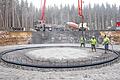 Baustelle: Die ersten Betonarbeiten für die Fundamente der insgesamt zehn Windräder im Sailershäuser Wald sind angelaufen. Das Bild zeigt Arbeiter, wie sie die baustahlbewährte Bodenplatte der Windkraftanlage Nummer 2 erstellen. Der Außendurchmesser des Fundaments beträgt 21,5 Meter, der Innendurchmesser knapp 10,8 Meter.