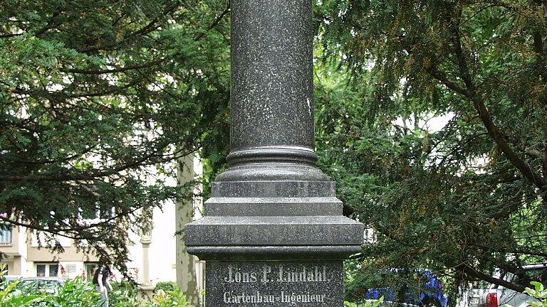 Lindahl       -  &bdquo;Gewidmet von seinen Freunden&ldquo;: Lindahl-Denkmal in Würzburg.