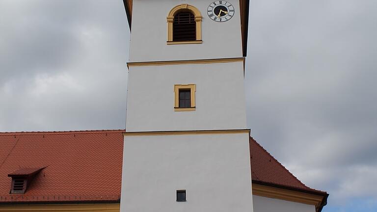 Die Kirche wurde auch außen komplett saniert. Die Sonnenuhr am Turm blieb erhalten.