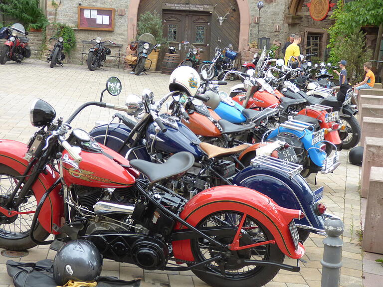 Harley-Pause auf dem Homburger Julius-Echter-Platz, wo man sich im 'Wolzenkeller' 'German Bratwurst and Sauerkraut' während der Mittagspause schmecken ließ.