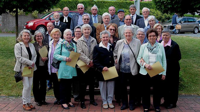 Diese Frauen und Männer hatten schon im Vorjahr Jubiläum, das aber wegen der Pandemie nicht stattfinden konnten. Unter ihnen waren sogar fünf Christen, die vor 70 Jahren konfirmiert wurden und damit ihre Gnadenkonfirmation feiern konnten; hier mit Pfarrer Andreas Schlechtweg (hintere Reihe links).