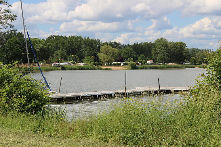 Am Sander Baggersee kann nicht nur gebadet werden, sondern auch viele sportliche Aktivitäten sind hier möglich. Direkt daneben befindet sich zudem ein Campingplatz.