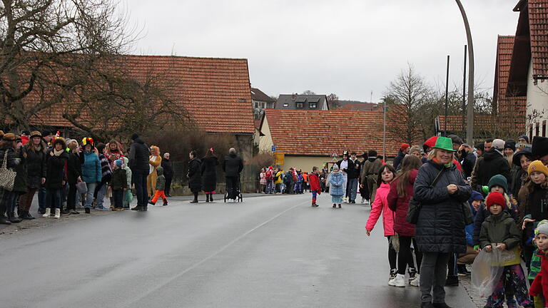 Volle Straßen kurz vor 13 Uhr in Untererthal. - Volle Straßen kurz vor 13 Uhr in Untererthal. Volle Straßen kurz vor 13 Uhr in Untererthal. - Volle Straßen kurz vor 13 Uhr in Untererthal.