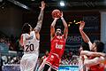 Artistischer Wurf im Rückwärtsfallen: Würzburgs Topscorer Otis Livingston II könnte auch im Zirkus auftreten, hatte es am Sonntag in der Basketball-Bundesliga aber schwer gegen die Verteidigung des FC Bayern München.&nbsp;