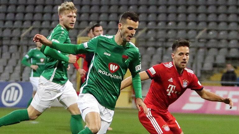 FC Bayern II vs 1. FC Schweinfurt - Letztlich keine Chance hatte der FC 05 Schweinfurt (am Ball Marco Fritscher) im Stadion an der Grünwalder Straße gegen die Reserve des FC Bayern München. FC Bayern II vs 1. FC Schweinfurt - Letztlich keine Chance hatte der FC 05 Schweinfurt (am Ball Marco Fritscher) im Stadion an der Grünwalder Straße gegen die Reserve des FC Bayern München.