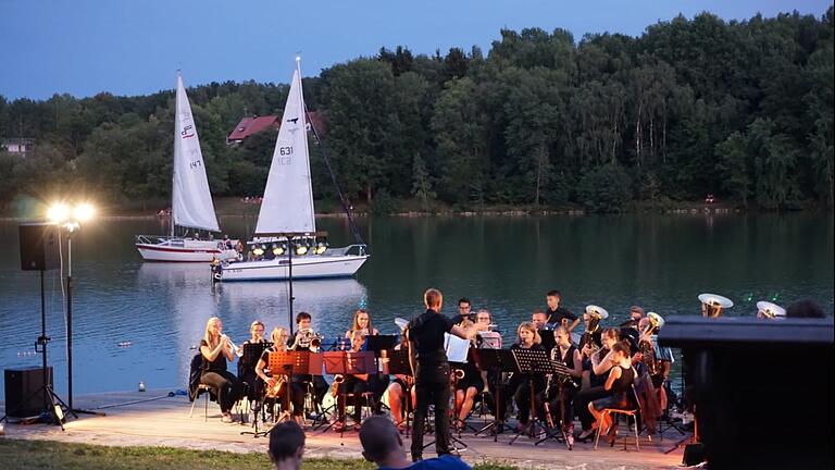 Nicht nur bei 'Melodien am See' der Stadtlauringer Jugendblaskapelle ein Pfund des Schweinfurter Oberlandes im Tourismus: der Ellertshäuser See. Nicht nur bei 'Melodien am See' der Stadtlauringer Jugendblaskapelle ein Pfund des Schweinfurter Oberlandes im Tourismus: der Ellertshäuser See. 