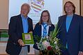 Dr. Leonhard Scherg (von links), Autorin Gertrud Nöth und Esselbachs Bürgermeister Richard Roos bei der Buchvorstellung 'Die Ritter von Espelbach' im neuen Dorfgemeinschaftshaus in Esselbach.