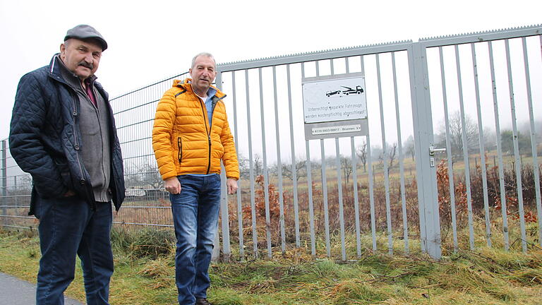 Ferdinand Heilgenthal und Reiner Mehrlich von der Bürgerinitiative Wasser e. V. Hofstetten vor einem der Brunnen der Fernwasserversorgung Mittelmain in Hofstetten. Ferdinand Heilgenthal und Reiner Mehrlich von der Bürgerinitiative Wasser e. V. Hofstetten vor einem der Brunnen der Fernwasserversorgung Mittelmain in Hofstetten.