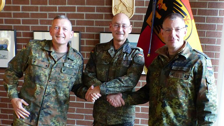 General Thomas Hambach (Mitte) beglückwünscht Oberstleutnant Matthias Kampf (links) zur Aufgabe des neuen Standortältesten. Rechts der bisherige Standortälteste, Oberstleutnant Holm Schreiter. General Thomas Hambach (Mitte) beglückwünscht Oberstleutnant Matthias Kampf (links) zur Aufgabe des neuen Standortältesten. Rechts der bisherige Standortälteste, Oberstleutnant Holm Schreiter.