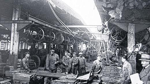 Geschichte:Über 10 000 Männer und Frauen mussten in Schweinfurt unter Zwang arbeiten. Wie die Gefangene im Bild vom 24. Oktober 1943 im später zerstörten Bau 50 (Schroterei) der Vereinigten Kugellagerwerke. Geschichte:Über 10 000 Männer und Frauen mussten in Schweinfurt unter Zwang arbeiten. Wie die Gefangene im Bild vom 24. Oktober 1943 im später zerstörten Bau 50 (Schroterei) der Vereinigten Kugellagerwerke.