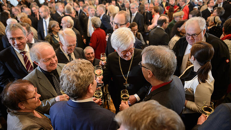 Zahlreiche Besucher verfolgen am Sonntag (14.01.18) den Neujahrsempfang der Stadt im Rathaus in Würzburg. Oberbürgermeister Christian Schuchardt (CSU) begrüßt die Gäste, die Rolle des Festredners übernimmt der Landesbischof der Evangelisch-Lutherischen Kirche in Bayern Heinrich Bedford-Strohm.