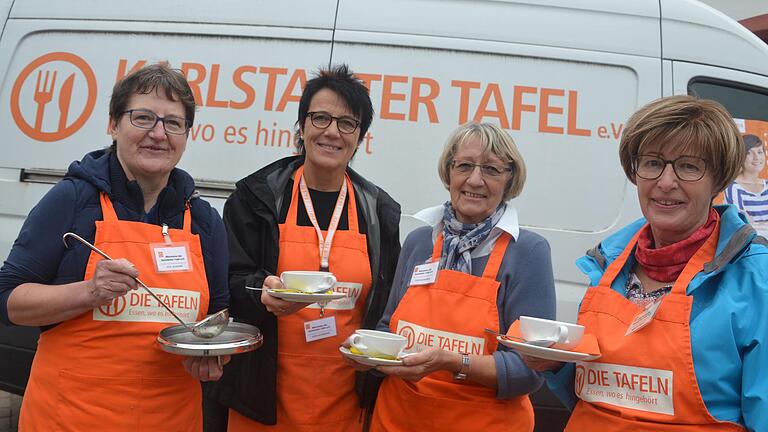 Die Tafel Karlstadt stellt sich auf dem Marktplatz vor und bietet eine Suppe an. Unser Bild zeigt von links Rita Scheiner, Vorsitzende Alida Mungenast, Doris Schneider und Margot Maas.