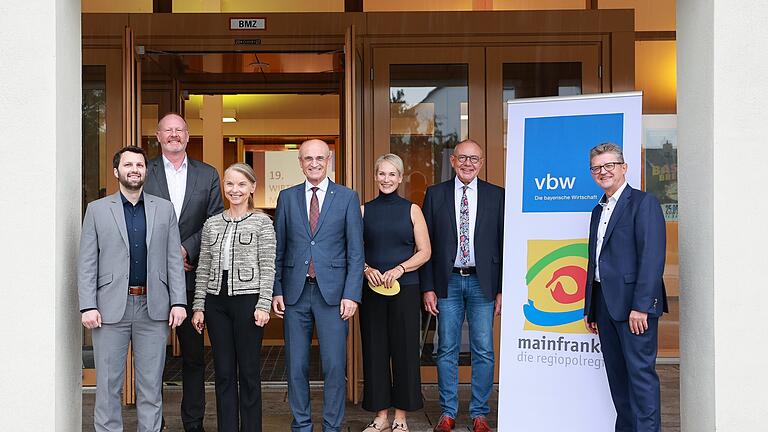 Beim Wirtschaftsforum Mainfranken (von links): Prof. Werner Lang (Technische Universität München), Dr. Johannes Öhl (Fraunhofer IWKS), Landrat Wilhelm Schneider (Vorsitzender der Region Mainfranken GmbH), Åsa Petersson (Geschäftsführerin Region Mainfranken GmbH) Prof. Ulrich Müller-Steinfahrt (FHWS Würzburg-Schweinfurt), Anke Ames (Moderation), Wolfgang Fieber (Vorsitzender, vbw Bezirksgruppe Unterfranken) und Michael Bischof (Geschäftsführer vbw Bezirksgruppe Unterfranken)