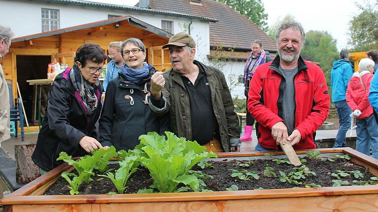 Komm doch mal rein in den Mehrgenerationen-Gemeinschafts-Waldgarten am Malbach:&nbsp; Auf Initiative des Obst- und Gartenbauvereins Mellrichstadt ist ein Mitmach-Projekt für alle entstanden, die Lust am Gärtnern haben und ihr Wissen und Können, aber auch Pflanzen oder Sämereien weitergeben wollen.